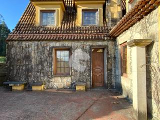 Casa pareada en Tomiño. Casa de piedra pareada con finca de 692 metros aprox. y piscina.