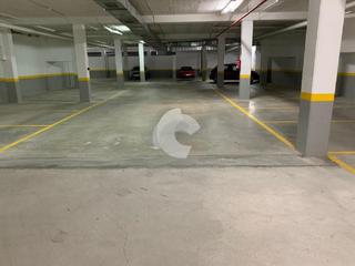 Autoparkplatz in Xaquin bruquetas 30-32 y 34-36. Se venden prácticas y accesibles plazas de garaje en el edificio