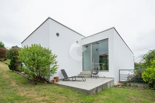 Casa  Bergondio. Este hogar de estilo moderno en dos plantas suena ideal para qui