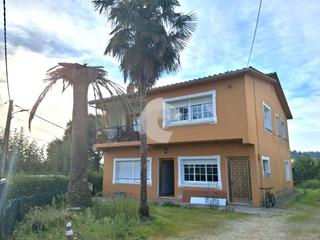 Casa en Bergondo. Chalet de dos plantas para reformar en guísamo se trata de una c