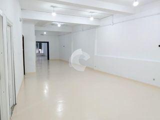 Business premise in Sagrada Familia. Local comercial de 218,78 m útiles, rehabilitado en parte desde