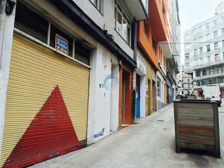 Local commercial à Cuatro Caminos - Plaza de la Cubela. Local en venta bien situado, perpendicular a la gaiteira. diáfan