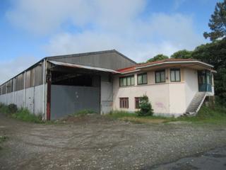 Bâtiment à usage industriel  Cruceiro. Ponemos a tu disposición esta amplia nave industrial situada en