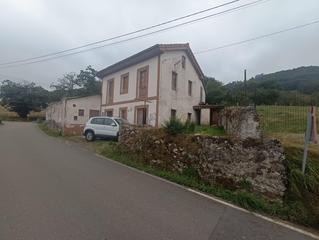Mas à Grado. Casa con nave anexa y pequeño terreno.