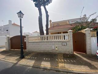 Chalet in Urbasur. Chalet en venta en islantilla  urbasur, 4 dormitorios.