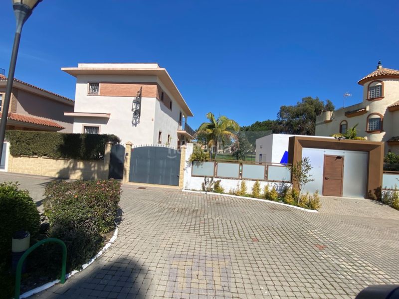 Foto a668e41e-f363-4d48-b6f9-0eeb2bd4329c. Chalet in barranco del moro 1 in Islantilla golf Islantilla