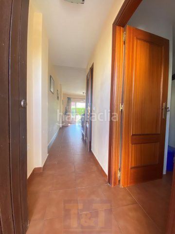 Foto 03159f9b-eb32-48ca-a7ad-2a0fdc2d7e09. Casa adossada amb aparcament a Islantilla golf Islantilla
