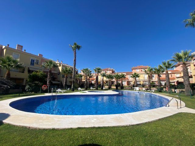 Foto 0bb91e3f-be96-426d-9d27-bffebd003cee. Casa amb aparcament a Islantilla golf Islantilla