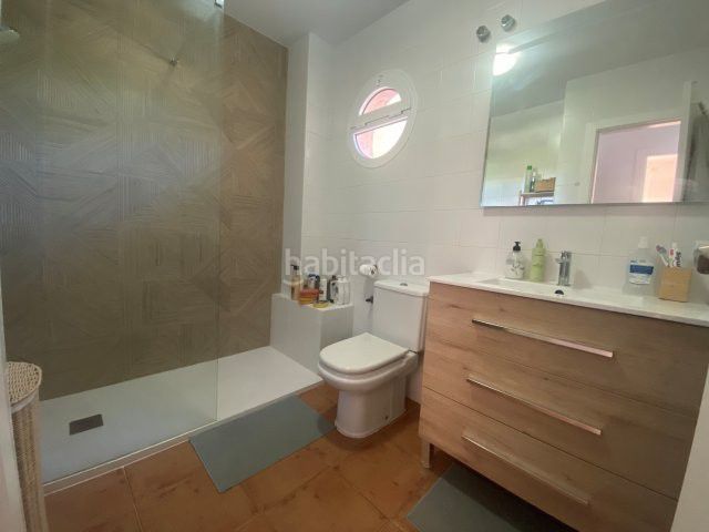 Foto 1b43d0c2-a31a-4b50-afd1-095133b23f9e. Casa amb aparcament a Islantilla golf Islantilla