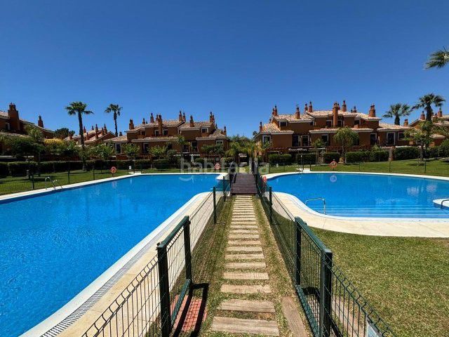 Foto af898363-b990-42b6-b2ab-4e800e797980. Casa adossada a barranco del mro 1 a Islantilla golf Islantilla