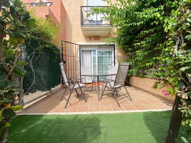 Foto e45e56cb-fdbe-4371-910c-4cc0f74ae4b3. Casa adossada amb aparcament a Islantilla golf Islantilla