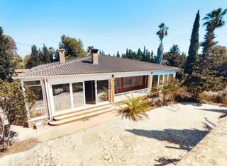 Xalet en La Marina. Chalet independiente en venta en la marina