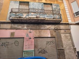Edificio in Pont Nou - Corazón de Jesús. Edificio de 2 plantas para reformar en zona centro