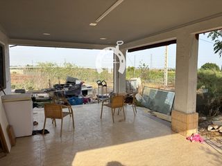 Xalet a Crevillente. Chalet seminuevo con nave industrial a 7 min de elche