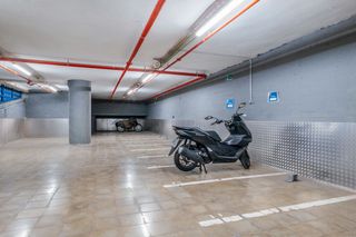 Rent Motorcycle parking in Carrer de bori i fontestà 16. ¡contacta ahora, reserva tu plaza de parking de moto en bluespac
