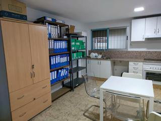 Miete Bro in Carrer de la vall de la ballestera 71. Oficina de 50 m en impecable estado y totalmente amueblada en v