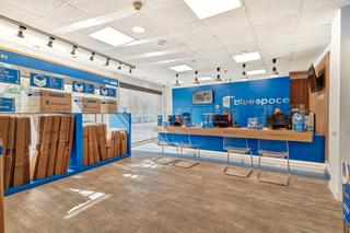 Lloguer Local Comercial a Travessera industrial 95. Presentamos un amplio local de almacenaje de 21 m2 en alquiler.