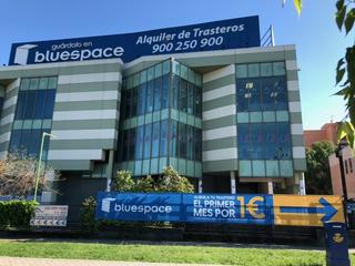 Location Local commercial à Avenida de aragón 336. Presentamos un amplio local de almacenaje de 50 m2 en alquiler e