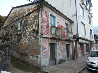 Casa adossada a Merca (A). Casa de piedra de planta baja y primera planta para restaurar, a