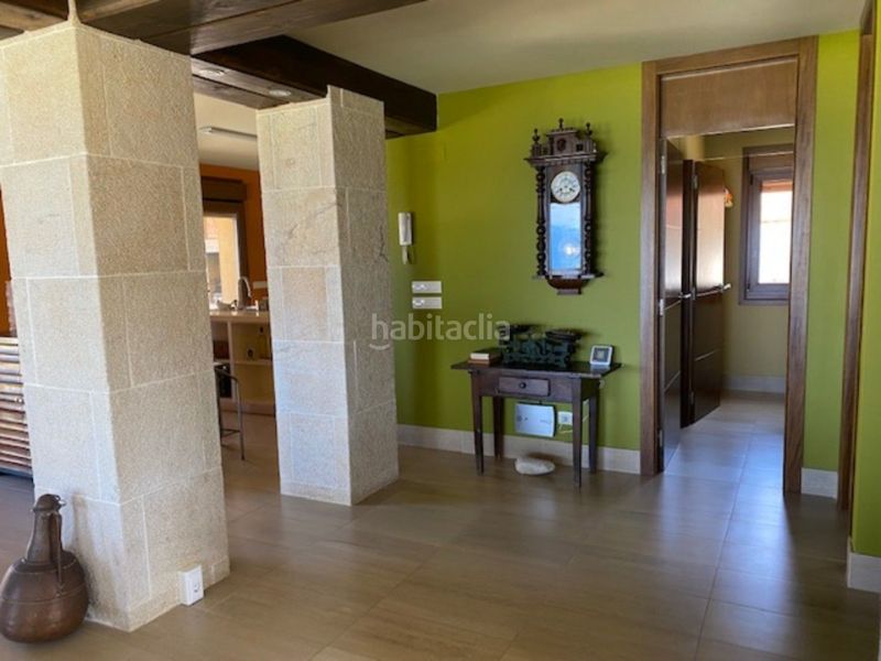 Foto eaf7f607-25c1-494f-b1d2-97069e395985. Alquiler casa alquiler vacacional disponible del 15 julio al 15 de agosto. preciosa vivienda unifamiliar en finca de 1000 m2 con arboles, piscin en Oia