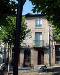 Casa  Trinidade. Edificio de dos plantas y bajo comercial en el casco histórico.