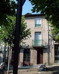 Casa  Plaza trinidad. Edificio de dos plantas y bajo comercial en el casco histórico.
