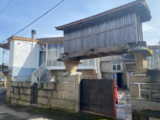 Casa adossada a San Cibrao das Viñas. Vivienda en soutopenedo con finca de 600m2 y construcción anexa.