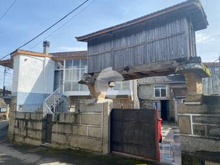 Maison jumelée à San Cibrao das Viñas. Vivienda en soutopenedo con finca de 600m2 y construcción anexa.