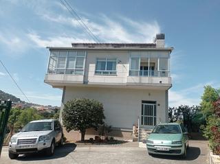 Casa a San Francisco. Casa de planta baja, 1era planta y bajo cubierta sin acondiciona