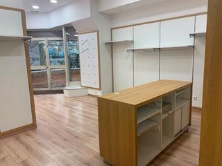 Location Local commercial  Rúa do paseo. Local comercial de 73m2 con altillo en las galerías viacambre zo