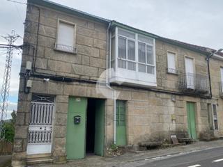 Casa adossada a Amoeiro. Vivienda de piedra en parada de amoeiro , distribuida en planta