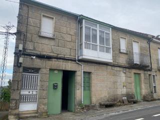 Casa adossada a Amoeiro. Vivienda de piedra en parada de amoeiro , distribuida en planta