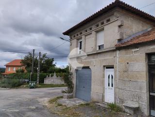 Casa adossada a Sandiás. Casa para terminar de reformar y dejar a tu gusto, de tres dormi