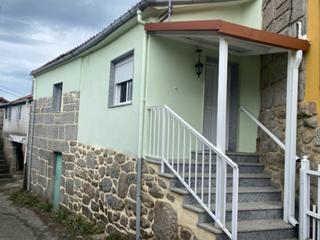 Maison jumelée à Lobios. Vivienda unifamiliar adosada. reformada , amueblada y lista para