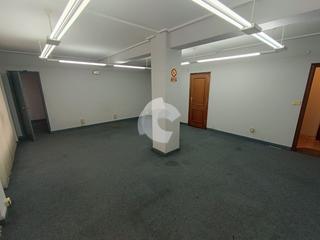 Location Bureau  Florentino cuevillas. Oficina de 72m2 exterior, con ascensor. está dividida en dos des