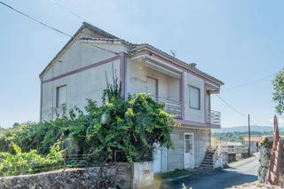 Casa a San Cibrao das Viñas. Vivienda unifamiliar de dos plantas, compuesta por cuatro dormit