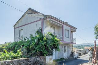 Maison à San Cibrao das Viñas. Vivienda unifamiliar de dos plantas, compuesta por cuatro dormit