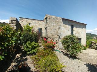 Casa a Beade. Fabulosa casa de piedra restaurada, con tres dormitorios, baño,