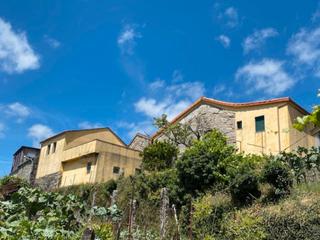 Maison à Lobios. Vivienda unifamiliar reformada con otra anexa a reformar en el a