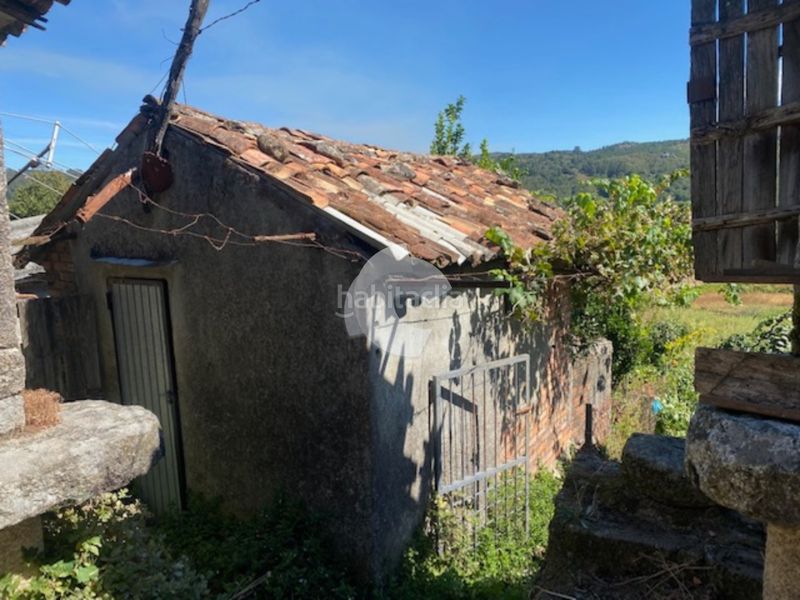 Foto 3ca78105-f92d-4b5b-b21d-730ba8af6bcf. Casa adossada a Lobios