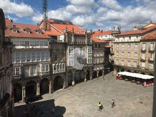 Location Local commercial à Casco Viejo. Precioso local en la plaza mayor de orense, 220 m2 en planta cal