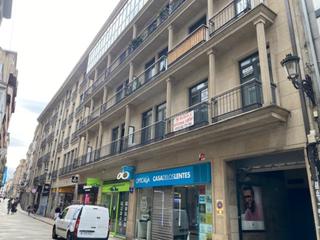 Aparcament cotxe a Centro. Amplia plaza de garaje cerrada en santo domingo!!! aprovecha est