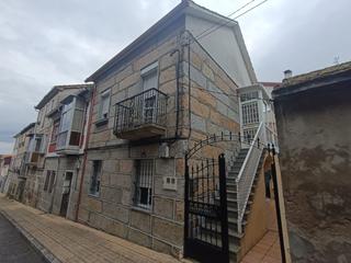 Casa aparellada a Casco Viejo. Casa pareada de dos plantas en la ciudad, lista para entrar a vi