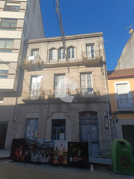 Foto 687a8ff3-33ae-42fc-bf02-c20a088d5909. Edificio  en venta en el corazón , ubicado en una zona céntrica y de gran afluencia, ofrece un sinfín de posibilidades. en Ribadavia