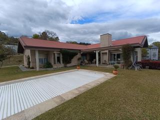 Casa  Outon de abaixo. Vive rodeado de naturaleza y confort en esta impresionante casa