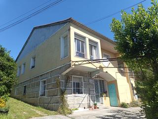 Casa a Barbadás. Se trata de una casa individual que cuenta con dos viviendas ind