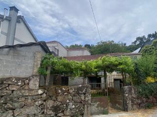 Maison à Lobios. Vivienda unifamiliar en carreira grou. patio delantero  planta b