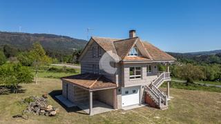Maison à Carballiño (O). Casa de 3 plantas con 3.600m de terreno con galpón. en planta ba