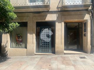 Lloguer Local Comercial a Casco Viejo. Local comercial cercano a rua do paseo, buena fachada con puerta