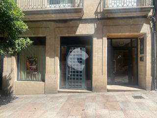 Location Local commercial à Casco Viejo. Local comercial cercano a rua do paseo, buena fachada con puerta